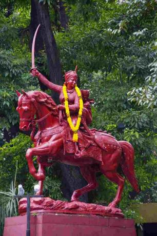 Zashichi Rani statula, Rani Laxmibai šalia Balgandharva teatro arba Rangmandir, Pune