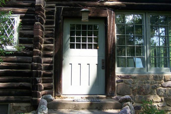 „Craftsman Farms“ rąstinių namų durų detalė, Gustavo Stickley namai, 1908–1917 m., Morris Plains, Naujasis Džersis