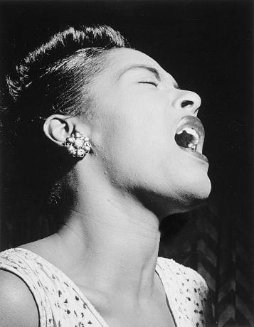 „Billie Holiday“ dainavimas, nespalvota nuotrauka.