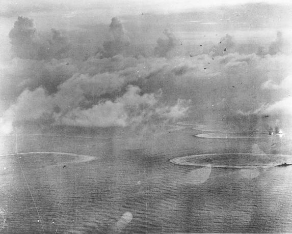 Japoniškų vežėjų, kuriuos užpuolė amerikiečių lėktuvai, oro nuotrauka.