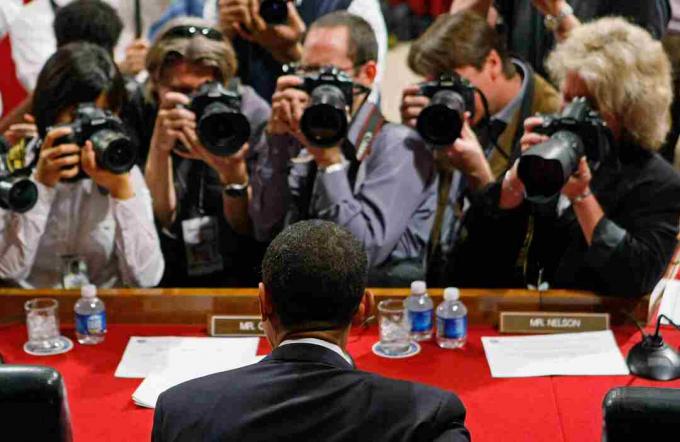 Senato posėdyje fotografų nuotraukos supa senatorių Baracką Obamą.