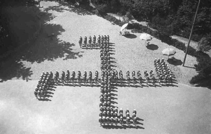 Italijos mergaičių vasaros stovykla, sudaryta iš nacių svastikos, 1942 m. Rugpjūčio 8 d., Genuja, Italija.