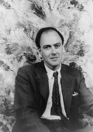Roaldo Dahlo portretas, vilkintis kaklaraištį ir švarką