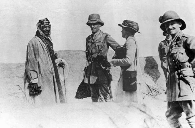 Saudo Arabijos karalius Ibn Saud susitiko su Didžiosios Britanijos diplomatu Sir Percy Cox ir politiniu patarėju Gertrude Bell Basroje, Mesopotamijoje