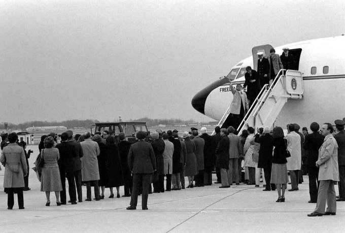 Išlaisvinti amerikiečiai įkaitai, išlipę iš bazės, 1981 m. Sausio 27 d., Iš „Air One“, oro pajėgų „VC-137 Stratoliner“ lėktuvo.